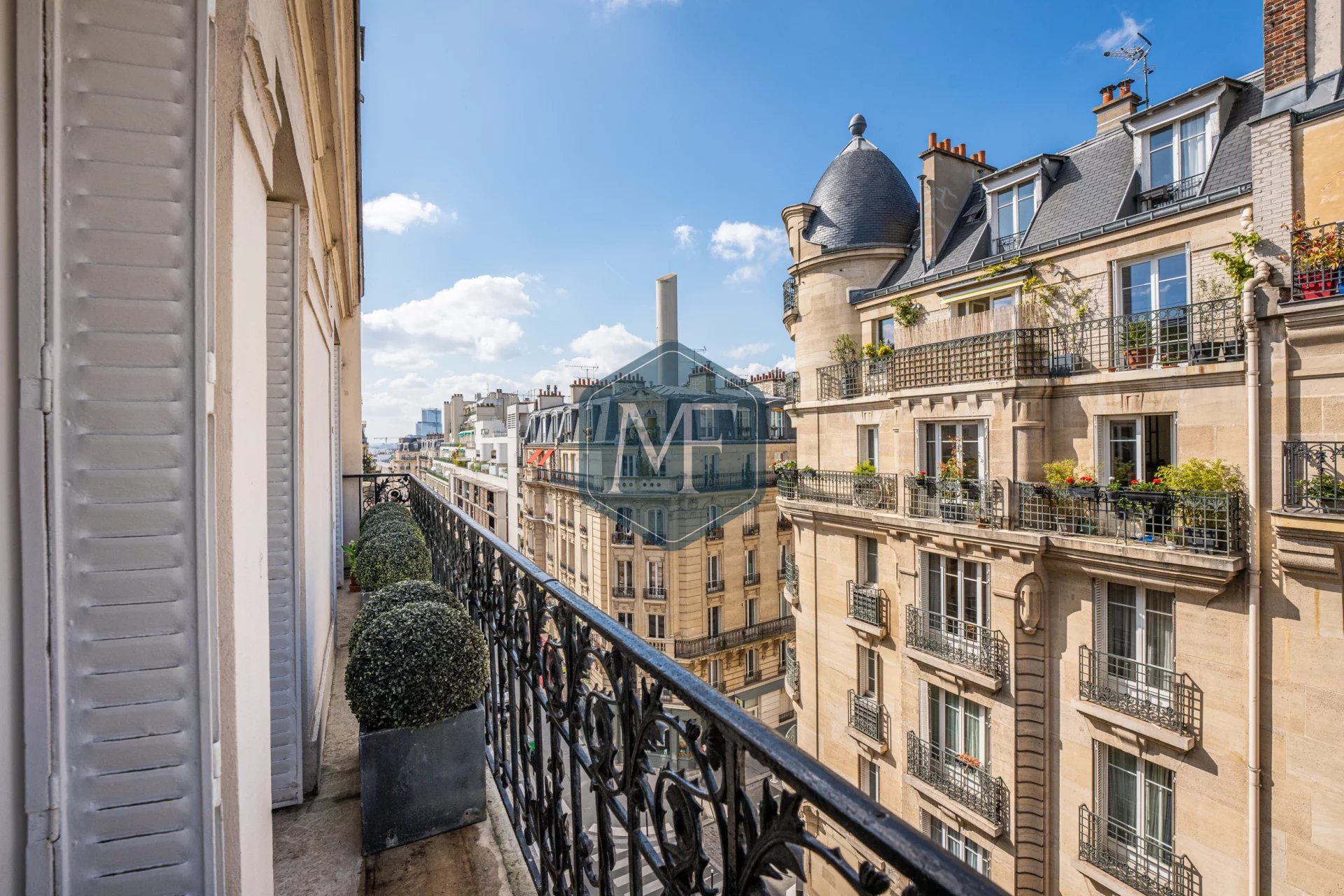 PARIS 18E MONTMARTRE  – Très rare et charmant 2 pièces avec balcon profond