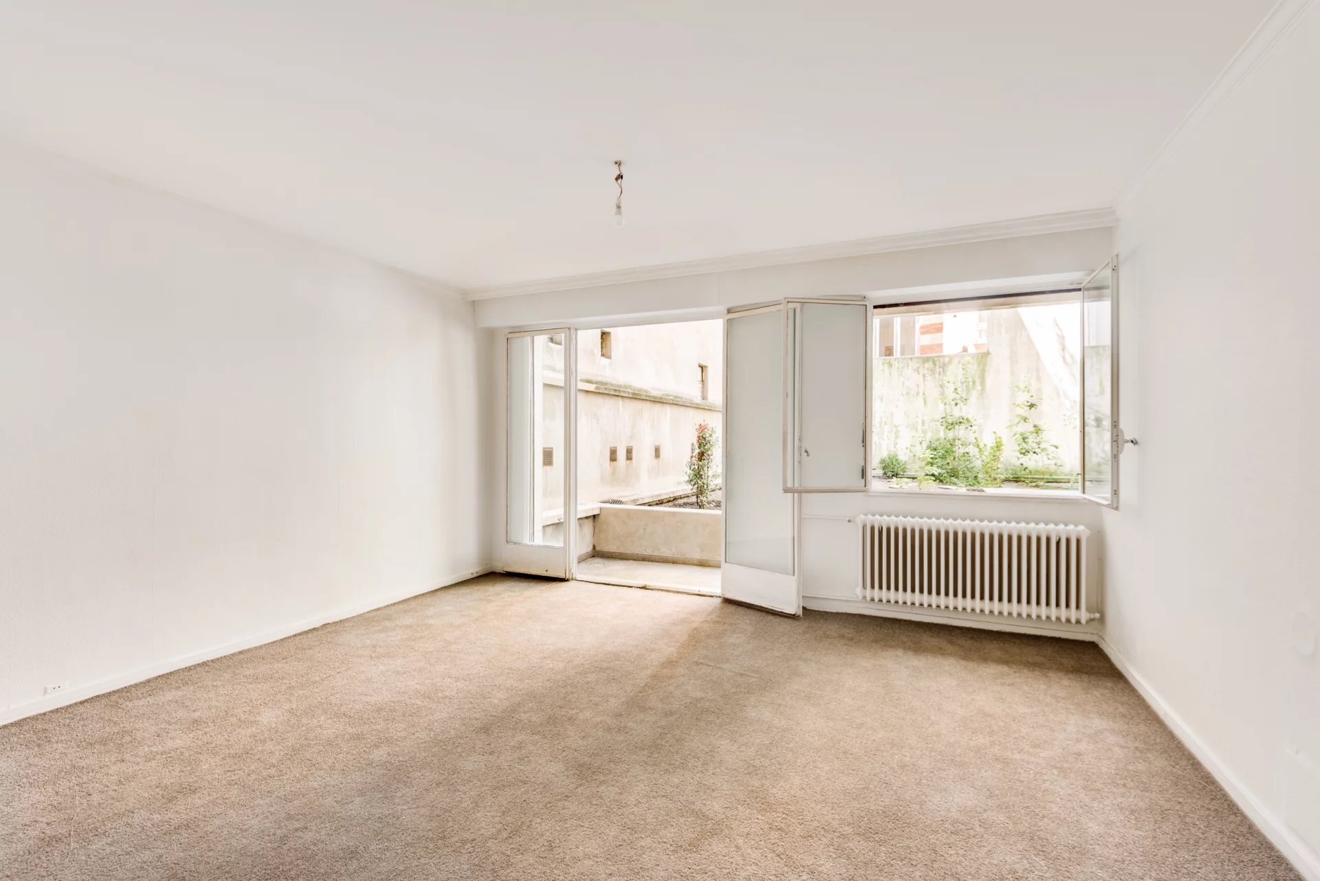 PARIS XVIe AV VICTOR HUGO – SPONTINI – 2/3 PIECES + JARDIN PRIVATIF 95M² + TERRASSE + PARKING + CAVE