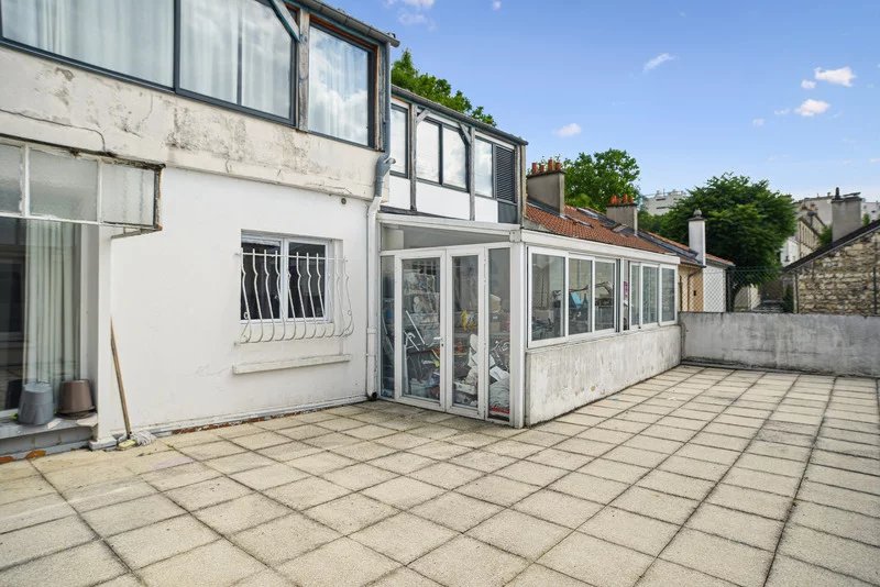 PARIS XIXe BUTTES-CHAUMONT – APPARTEMENT COMME UNE MAISON AVEC VERANDA 30M2 TERRASSE 70M2ET BOX FERMÉ DANS L’IMMEUBLE